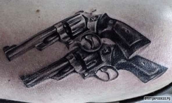 Фотография татуировки под названием «Два пистолета»