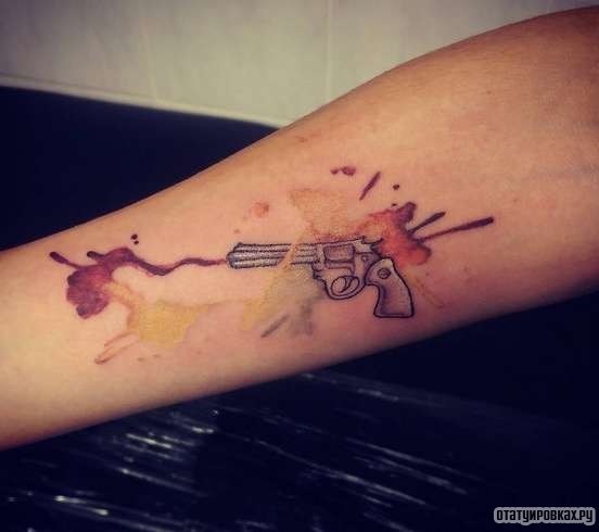Фотография татуировки под названием «Пистолет стреляет красками»