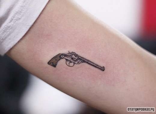 Фотография татуировки под названием «Небольшой пистолет»