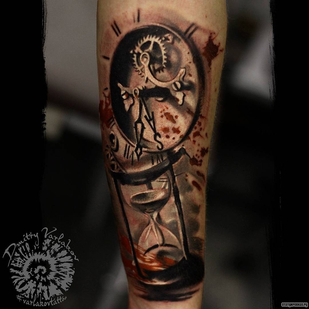 Фотография татуировки под названием «Песочные и механические часы»