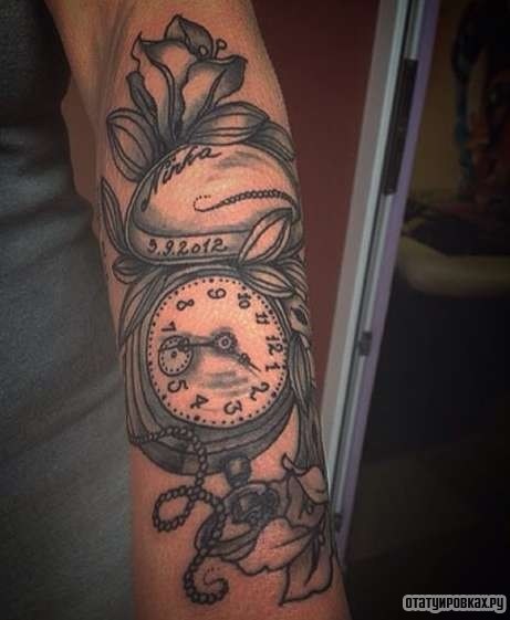 Фотография татуировки под названием «Карманные часы с цветами»