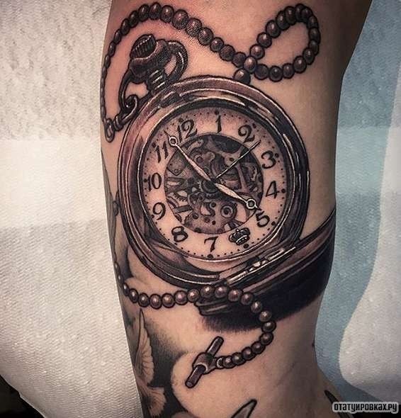 Фотография татуировки под названием «Часы на цепочке»