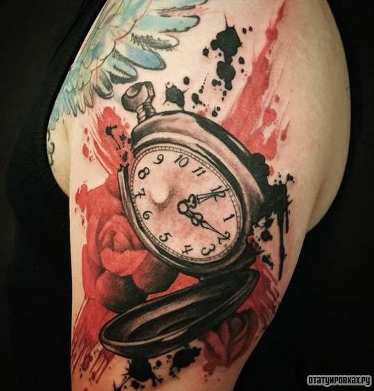Фотография татуировки под названием «Часы с размытой розой»