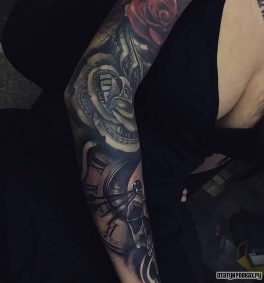 Фотография татуировки под названием «Рукав с часами и розой из купюр»