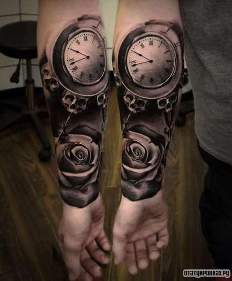 Фотография татуировки под названием «Часы с розой и черепами»