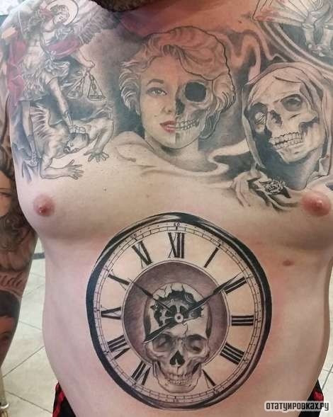 Фотография татуировки под названием «Часы с черепом»