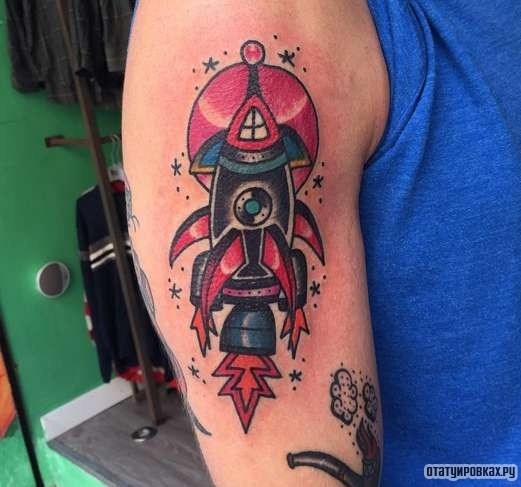 Фотография татуировки под названием «Ракета улетает вверх»