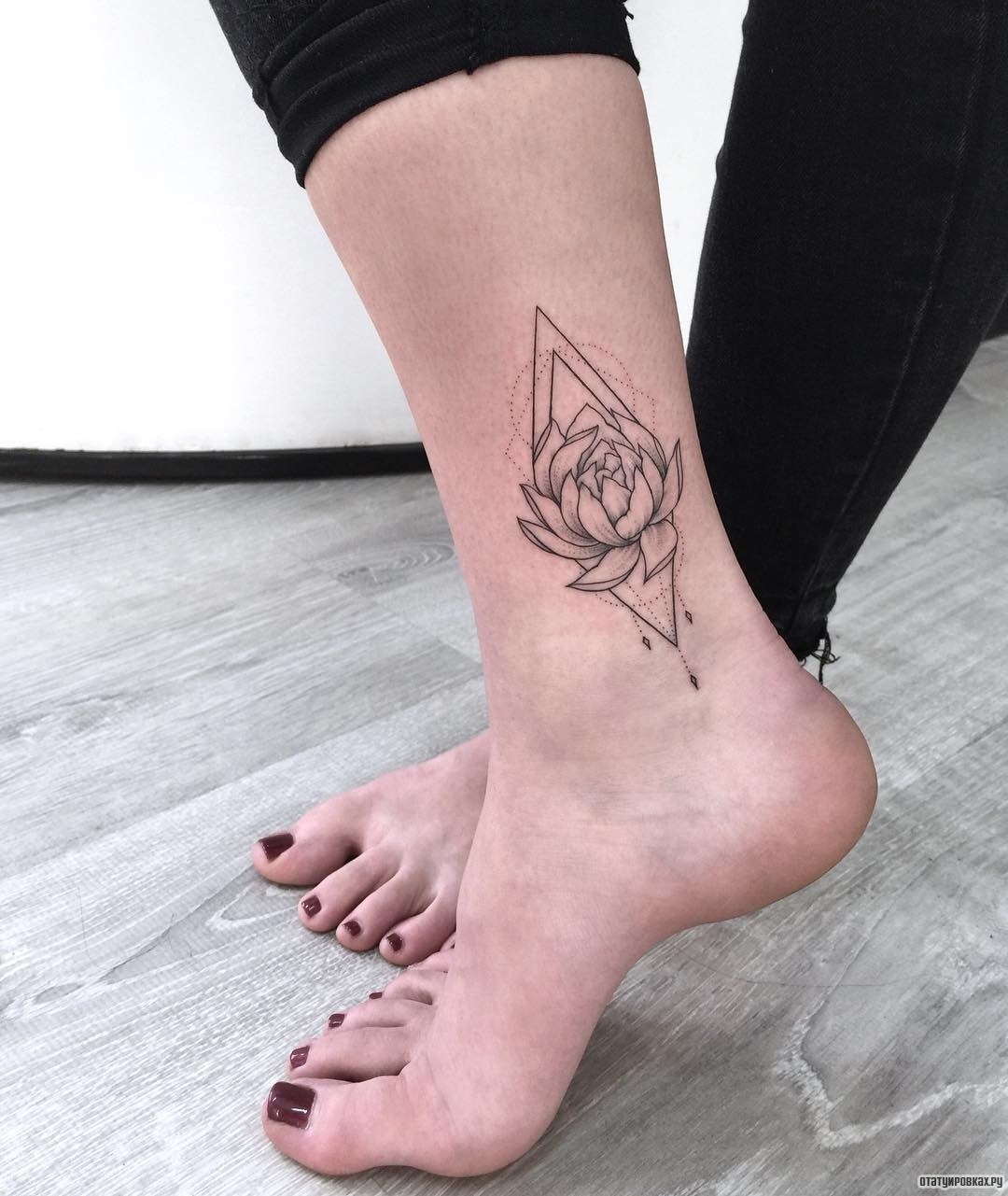 Фотография татуировки под названием «Лилия с геометрией»