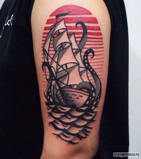 Фотография татуировки под названием «Корабль на волнах на фоне заката»