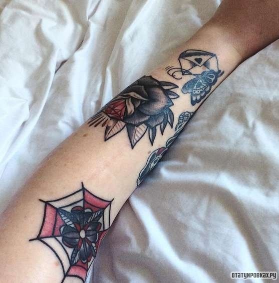 Фотография татуировки под названием «Роза, письмо, паутина»