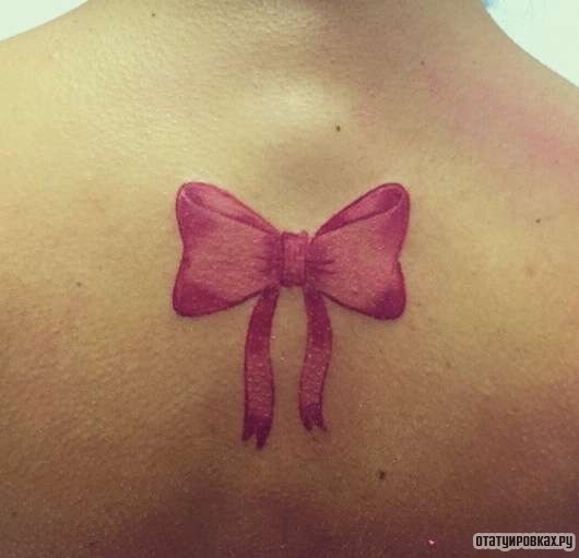 Фотография татуировки под названием «Бантик в розовом цвете»