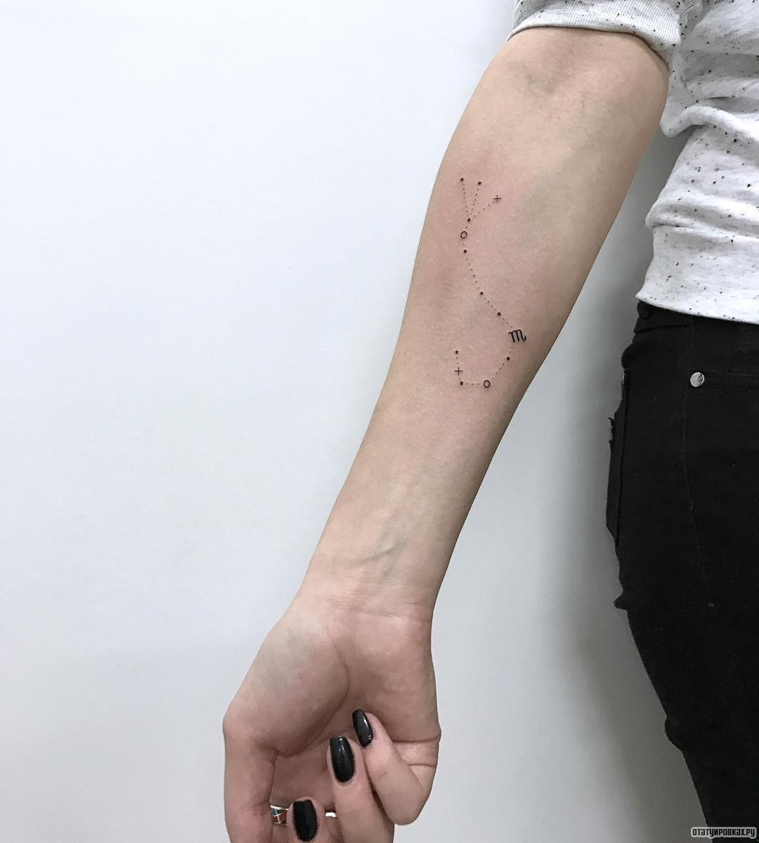 Фотография татуировки под названием «Узор со знаком зодиака»