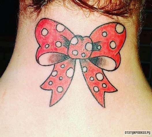 Фотография татуировки под названием «красный бантик в горошек»