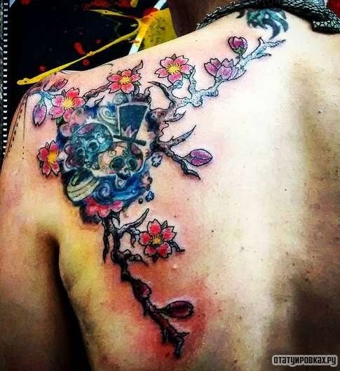 Фотография татуировки под названием «Ветка сакуры с черепами»