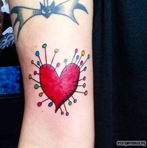 Фотография татуировки под названием «Сердце в иголках»