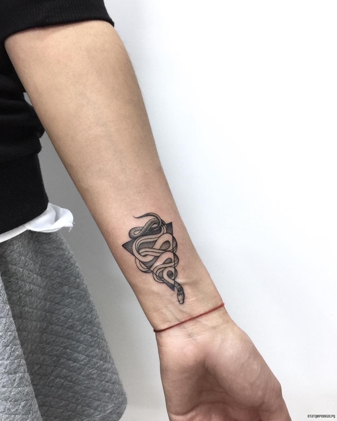 Фотография татуировки под названием «Змея в треугольнике»