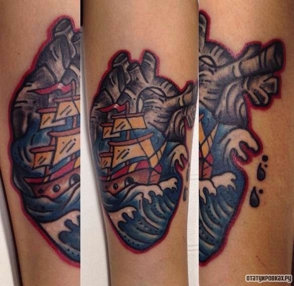 Фотография татуировки под названием «Сердце с кораблем и волнами»