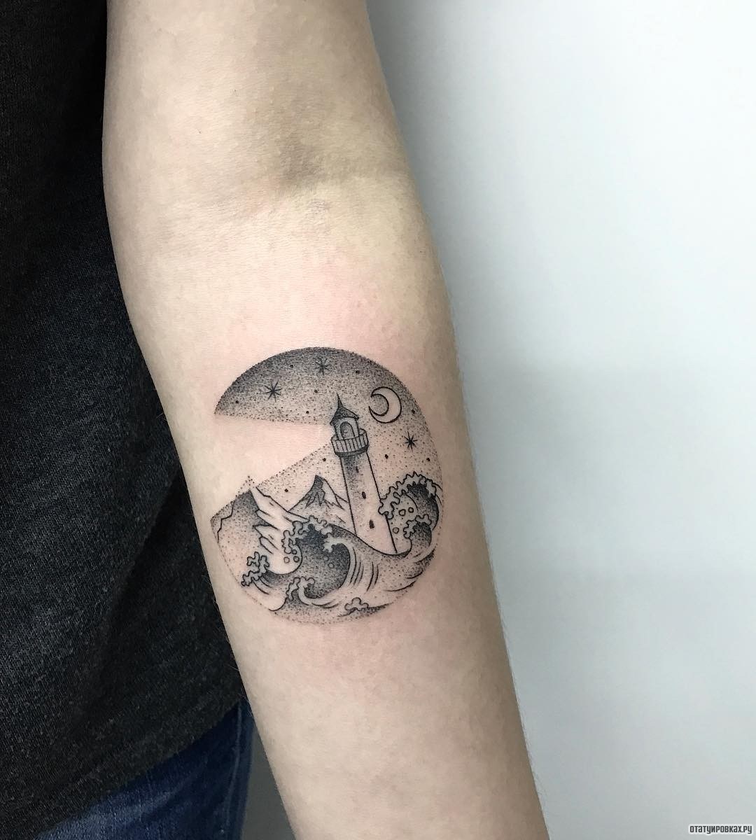 Фотография татуировки под названием «Волны, маяк, месяц»