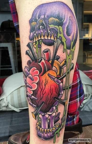 Фотография татуировки под названием «Скелет сжимает сердце»
