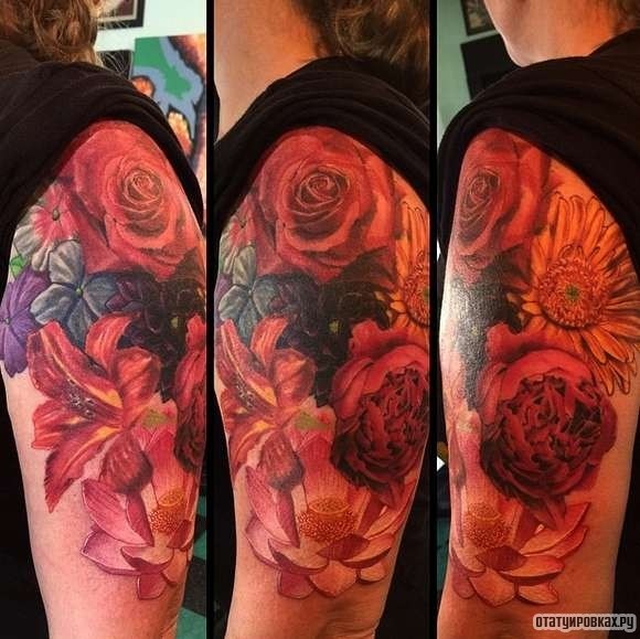 Фотография татуировки под названием «Лилия с розами»