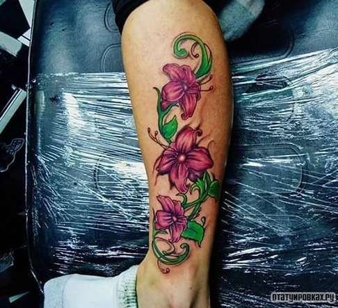 Фотография татуировки под названием «Несколько лилий на ветке»