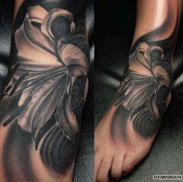 Фотография татуировки под названием «Лилия в чб варианте»