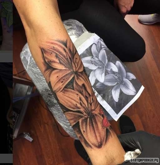 Фотография татуировки под названием «Две лилии с тенями»