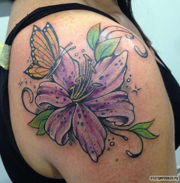 Фотография татуировки под названием «Лилия с бабочкой»
