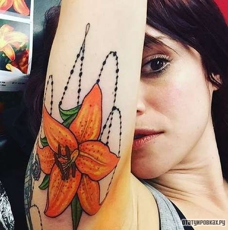 Фотография татуировки под названием «Оранжевая лилия»