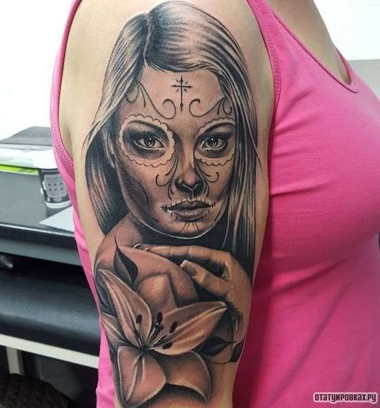 Фотография татуировки под названием «Лилия с девушкой»
