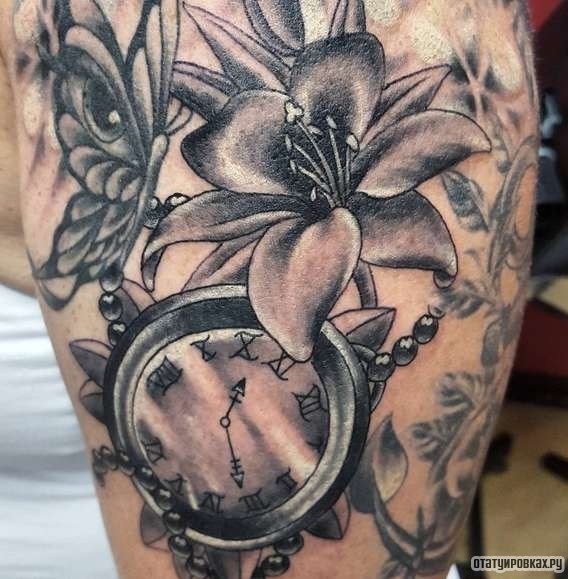 Фотография татуировки под названием «Лилия с часами»
