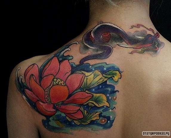 Фотография татуировки под названием «Лотос с драконом»