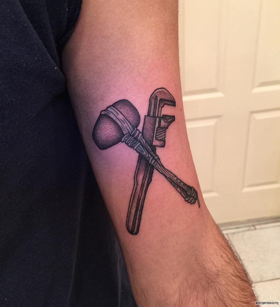 Фотография татуировки под названием «Слесарный ключ и древний молоток»