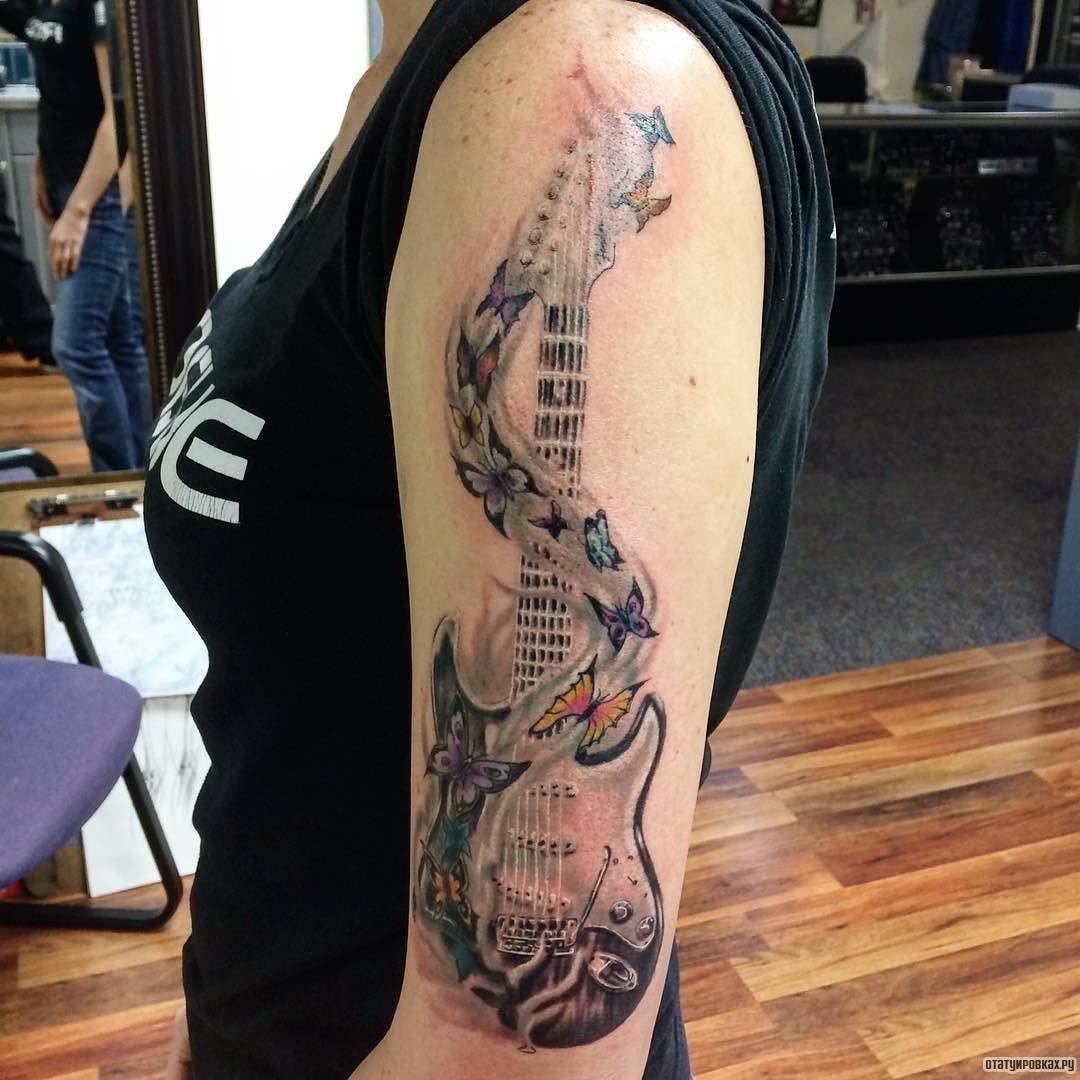 Фотография татуировки под названием «Гитара с бабочками»
