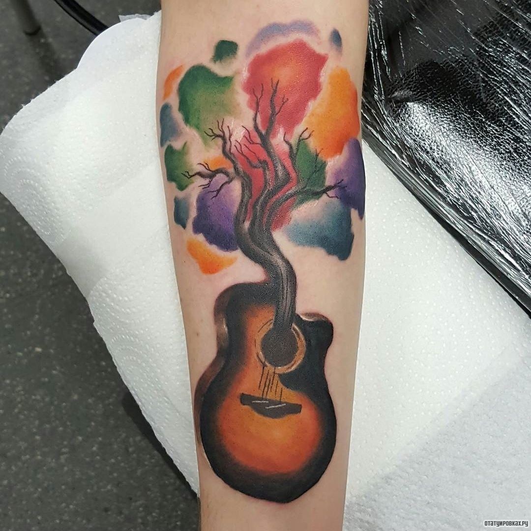Фотография татуировки под названием «Гитара с деревом»