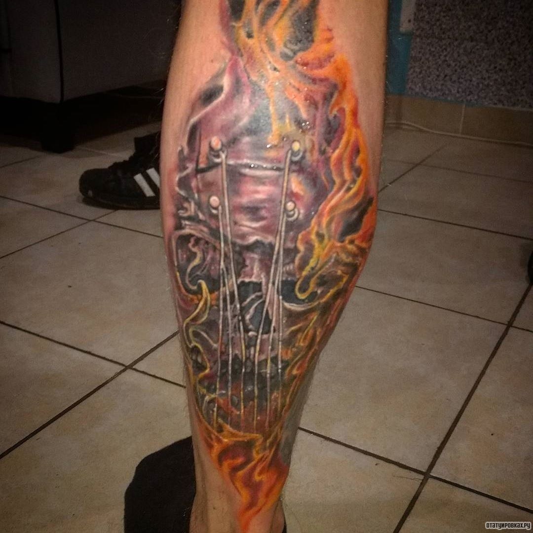 Фотография татуировки под названием «Струны гитары в огне»