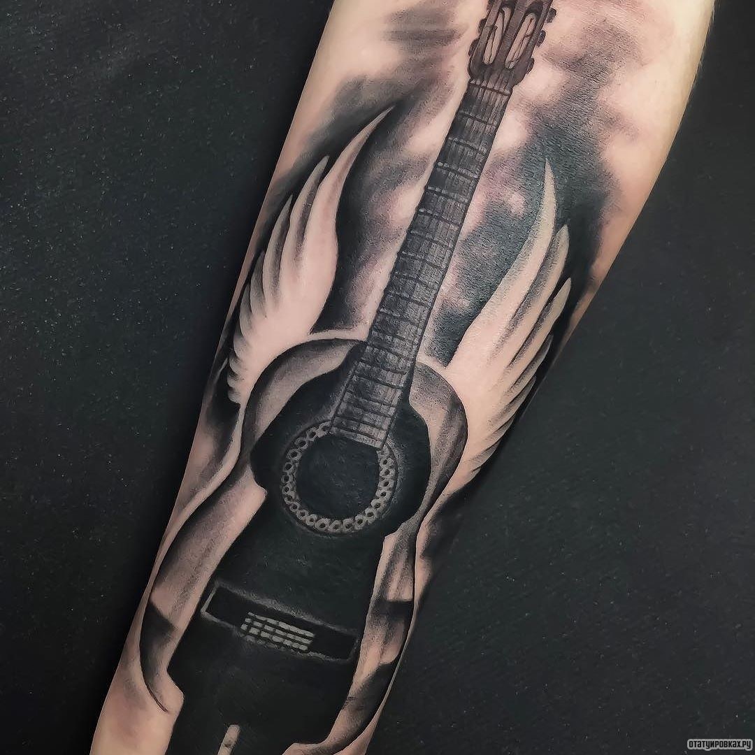 Фотография татуировки под названием «Гитара с крыльями чб»