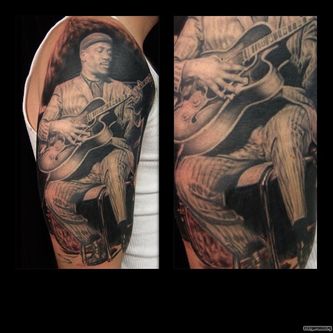 Фотография татуировки под названием «Человек с гитарой»