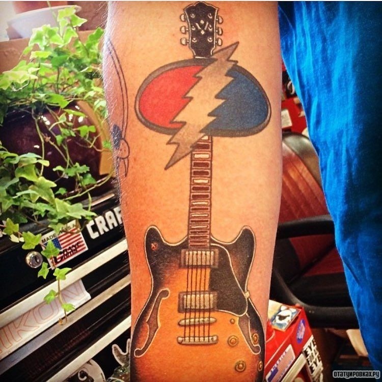 Фотография татуировки под названием «Гитара с молнией»