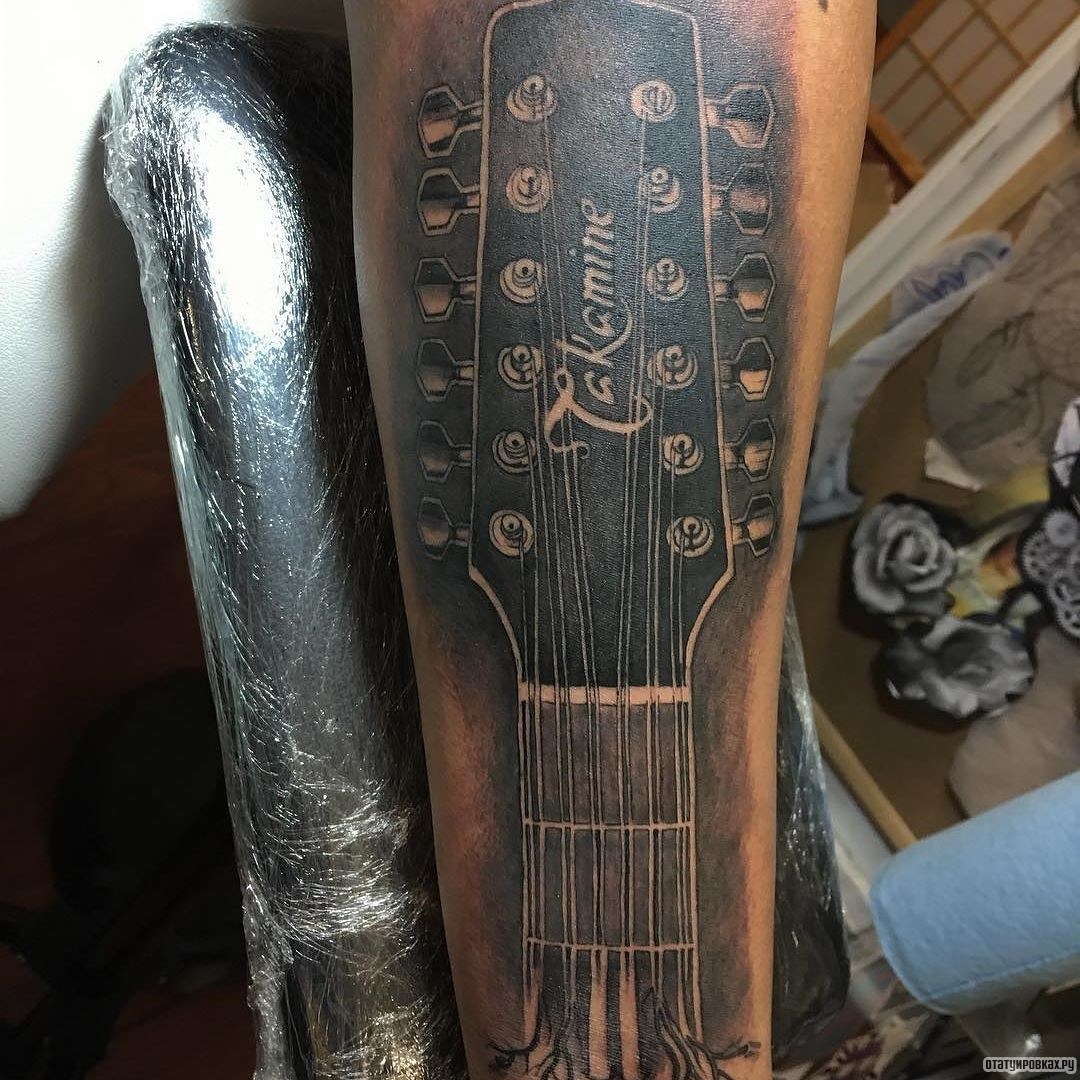 Фотография татуировки под названием «Гитара - колки и головка грифа»