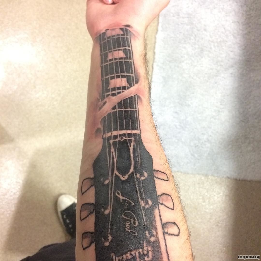 Фотография татуировки под названием «Головка грифа гитары и колки»