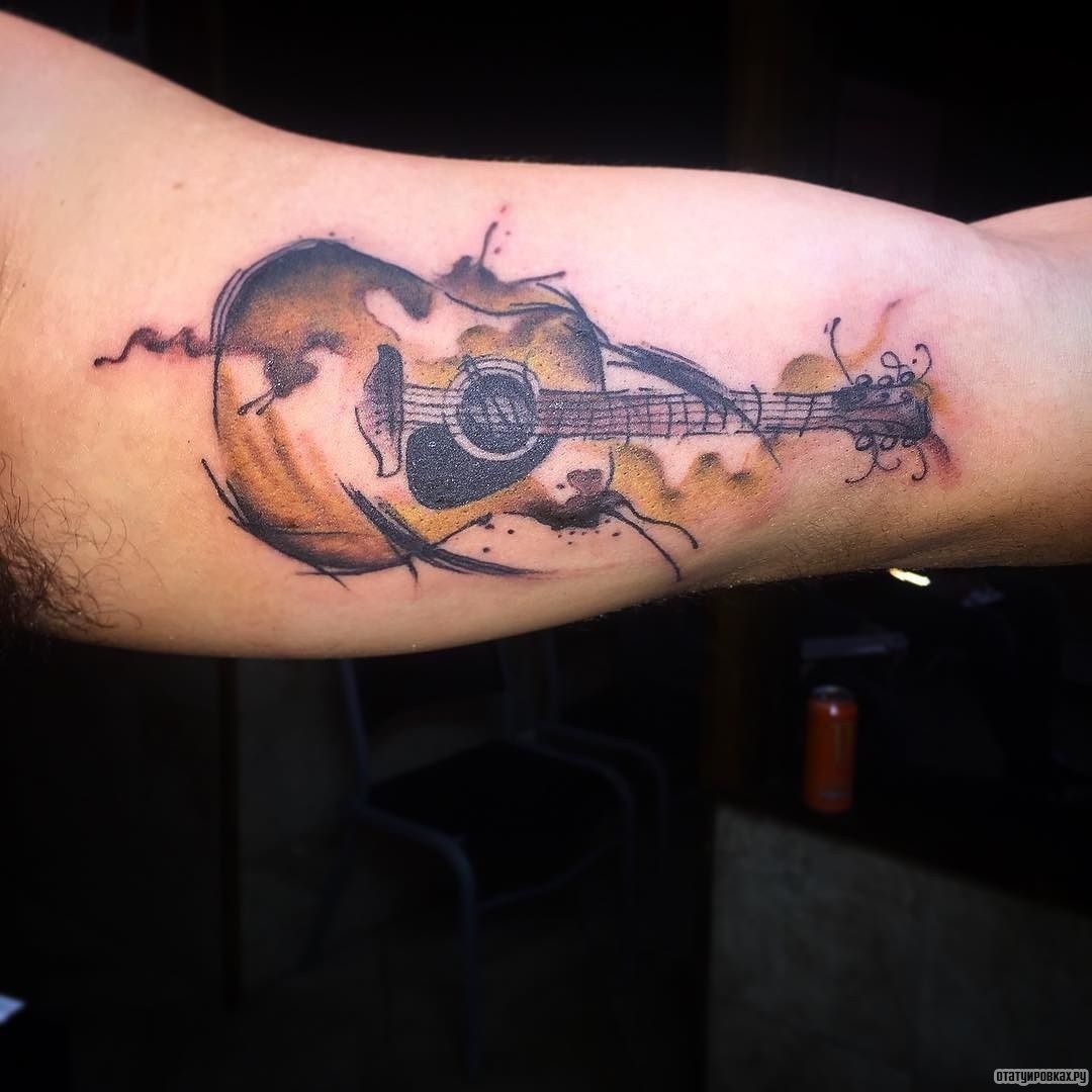 Фотография татуировки под названием «Гитара в зеленых тонах»