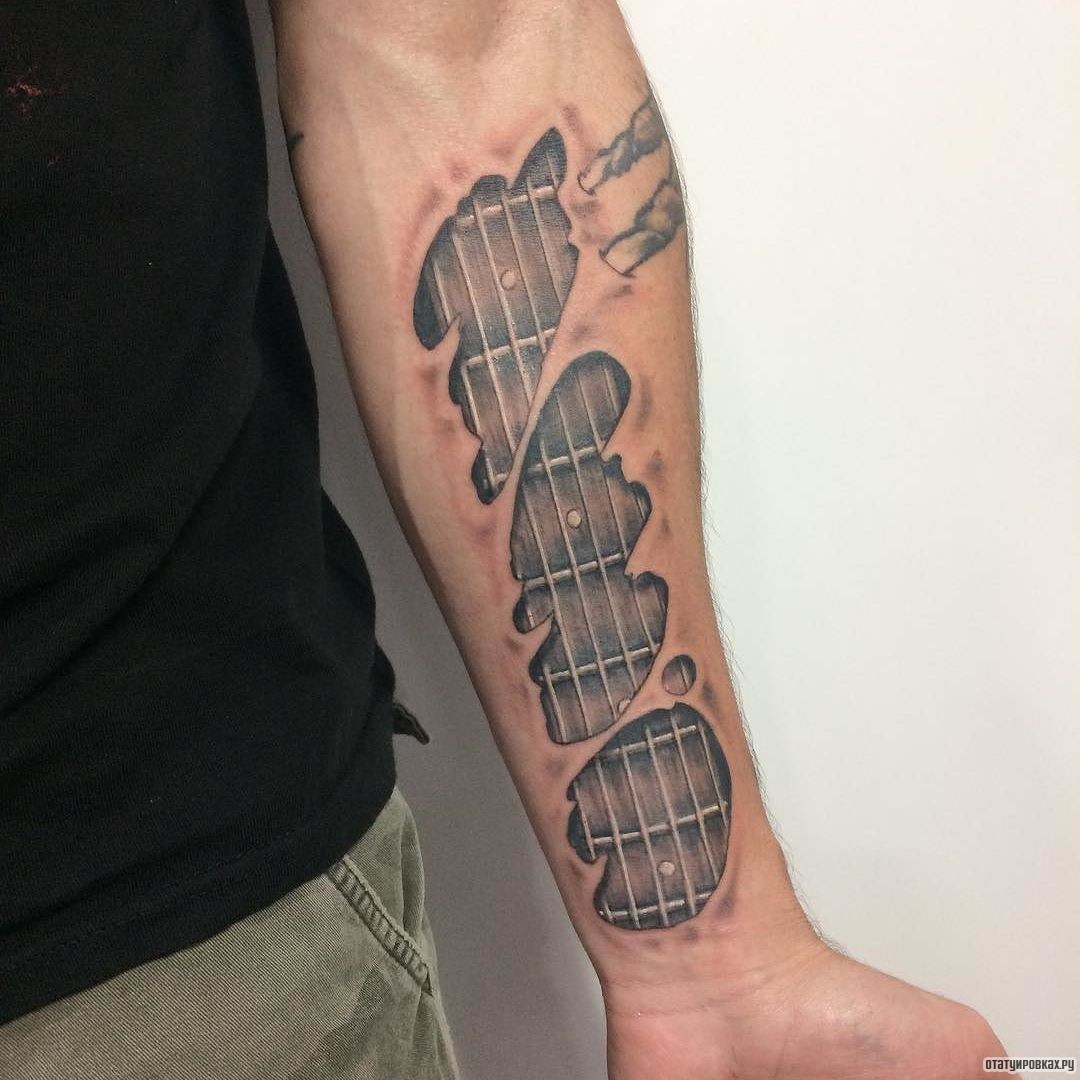 Фотография татуировки под названием «Гриф гитары»
