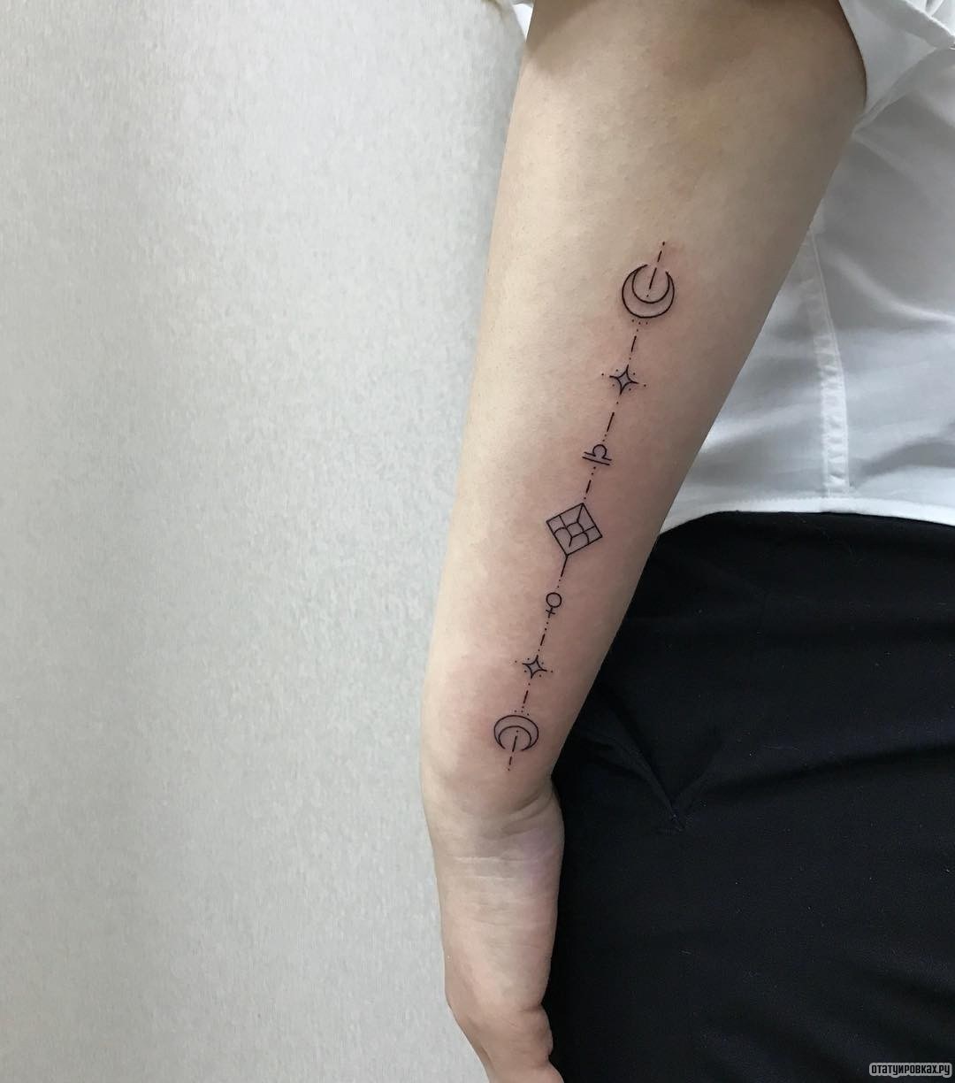 Фотография татуировки под названием «Узор, геометрия, месяц»