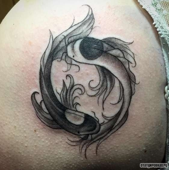 Фотография татуировки под названием «Инь-янь в виде узор рыб»
