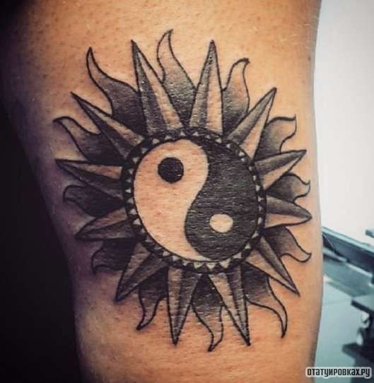 Фотография татуировки под названием «Инь-янь солнце»