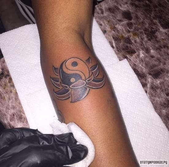 Фотография татуировки под названием «Инь-янь лотос»