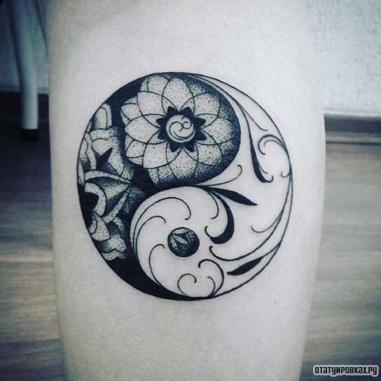 Фотография татуировки под названием «Инь-янь с узором»