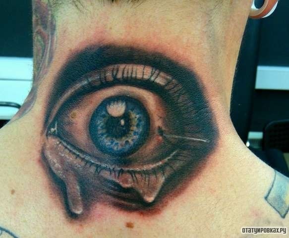 Фотография татуировки под названием «Голубой глаз со слезой»