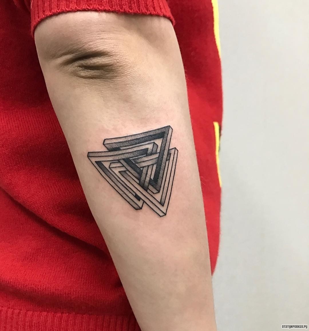 Фотография татуировки под названием «Три треугольника»